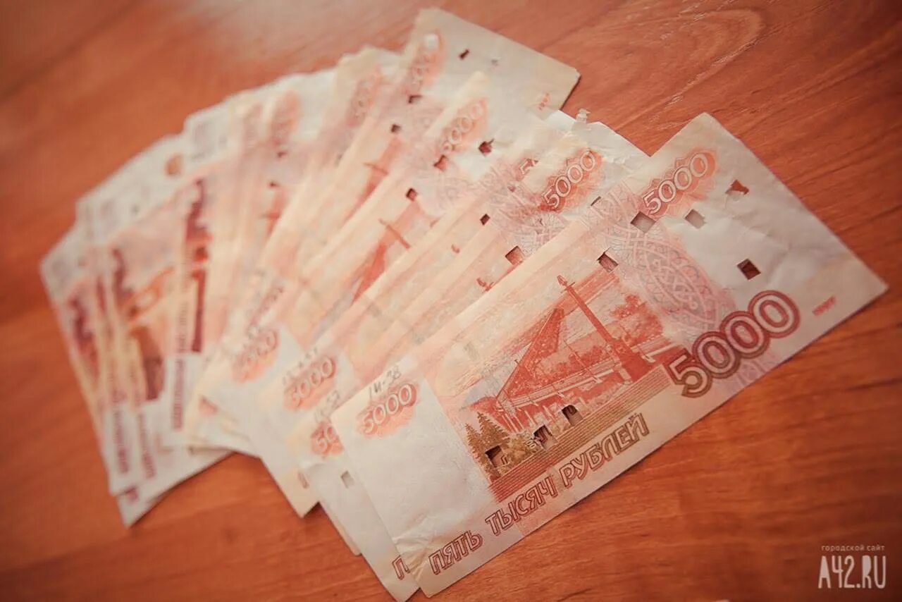 Пятитысячная купюра. Деньги 5000 рублей. Пятитысячные купюры в руках. Пятитысячные купюры на столе.