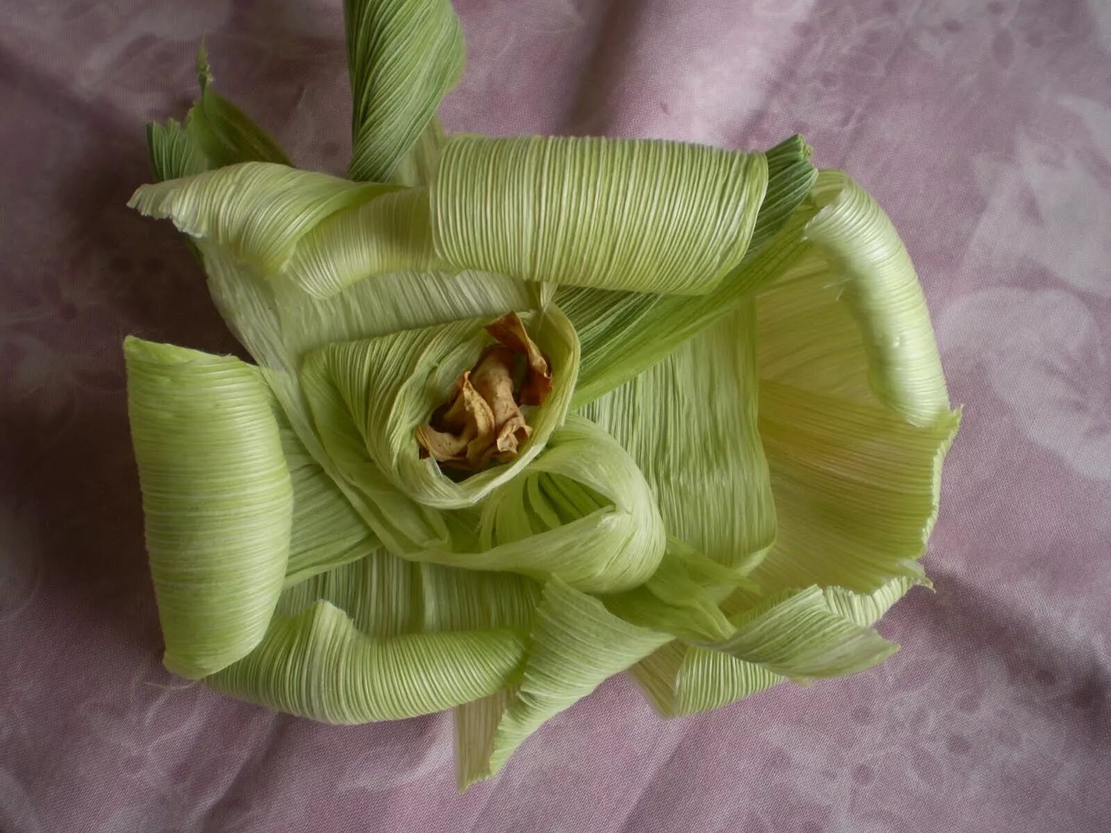 Плетение из талаша. Из листьев кукурузы. Из листьев кукурузы. Цветы из кукурузных листьев. Цветы из талаша.