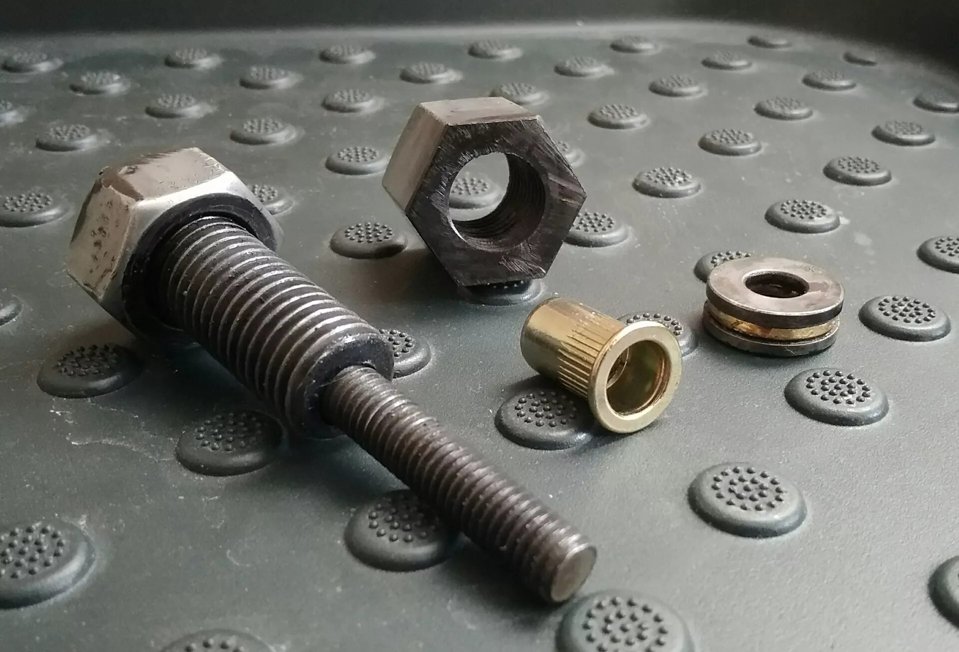 Резьбовые заклёпки м5х4. Как вытащить дюбель болт из бетонной стены. Как закрепить болт. Анкерный болт для дерева. Анкерные болты для бетона 20-3000.