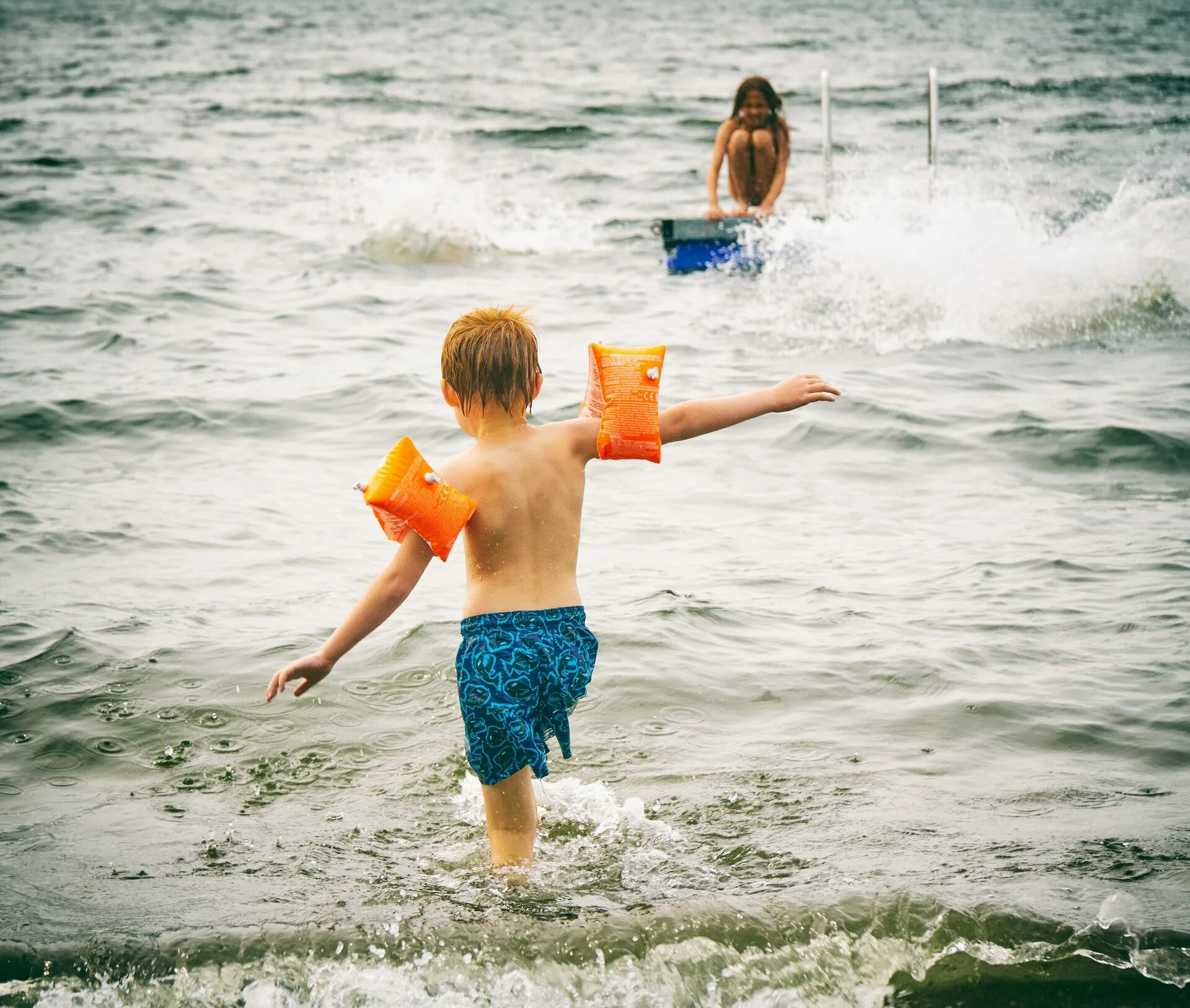 Мальчик купается в море. Дети купаются в море. Мальчишки на море. Лето дети вода. Девочки играют на пляже.