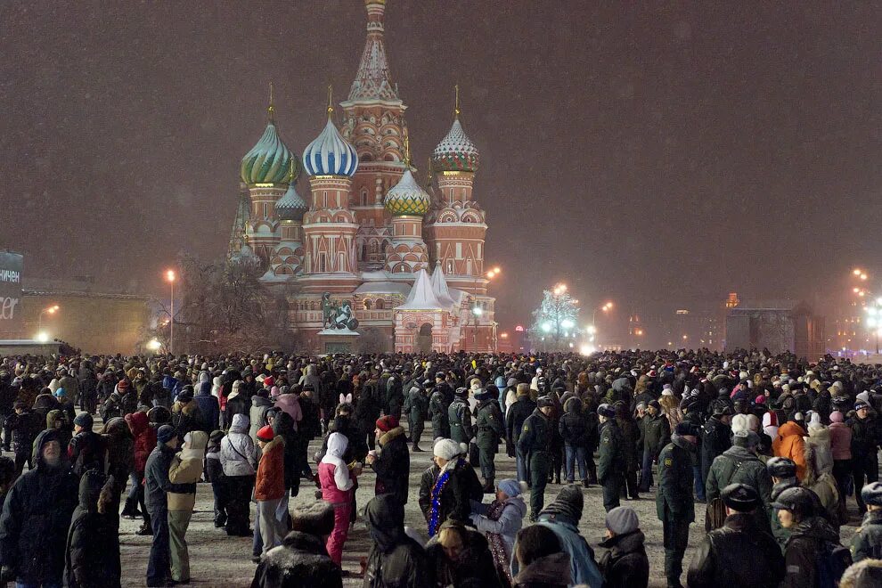 Толпа на красной площади. Москва люди. Толпа людей в Москве. Много людей на площади. Какой человек живет в москве