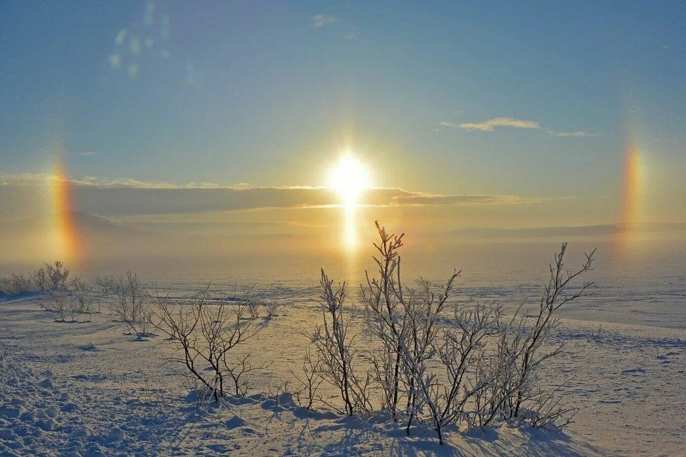 Лето было жарким а зима снежной. Зимняя Радуга гало. Солнечное гало крест. Гало Сибирь. Чукотка гало.