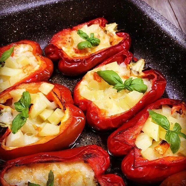 Фаршированные перцы лодочки. Перец в духовке запеченный целиком. Болгарский перец в духовке. Перец болгарский запеченный в духовке. Закуска с болгарским перцем.