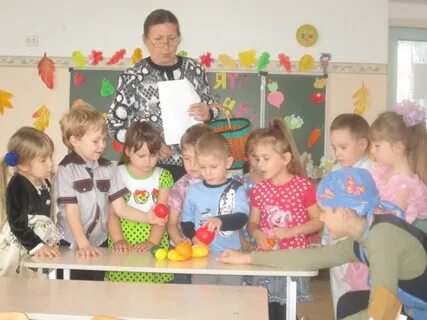 Цветочек в руки взяли по залу зашагали
