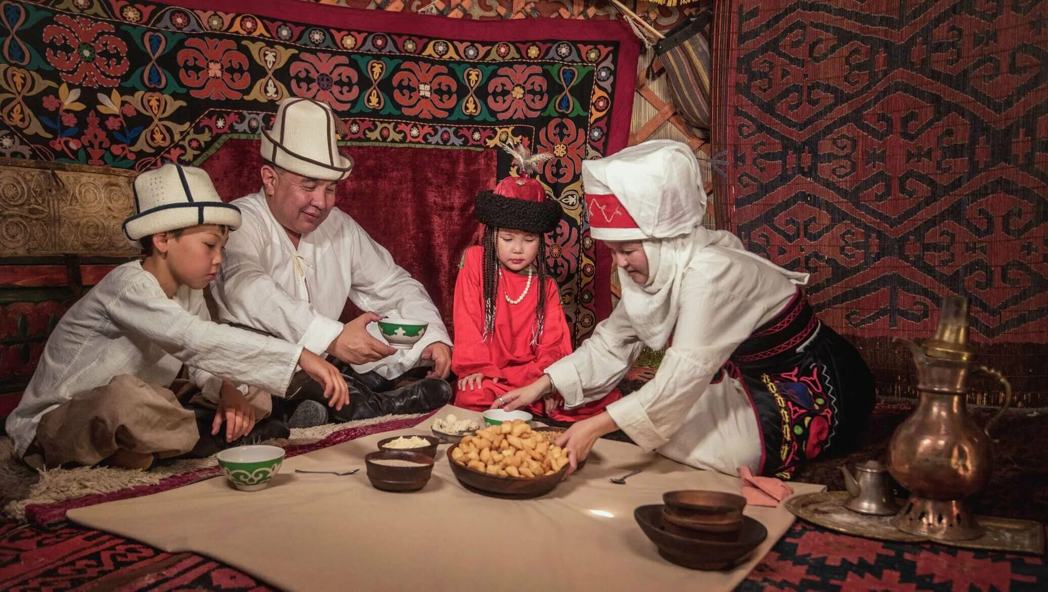 Kazakh traditions. Кыргызская семья в Юрте. Казахская юрта Национальная одежда казахов. Семейные традиции казахского народа. Кыргызские национальные традиции.