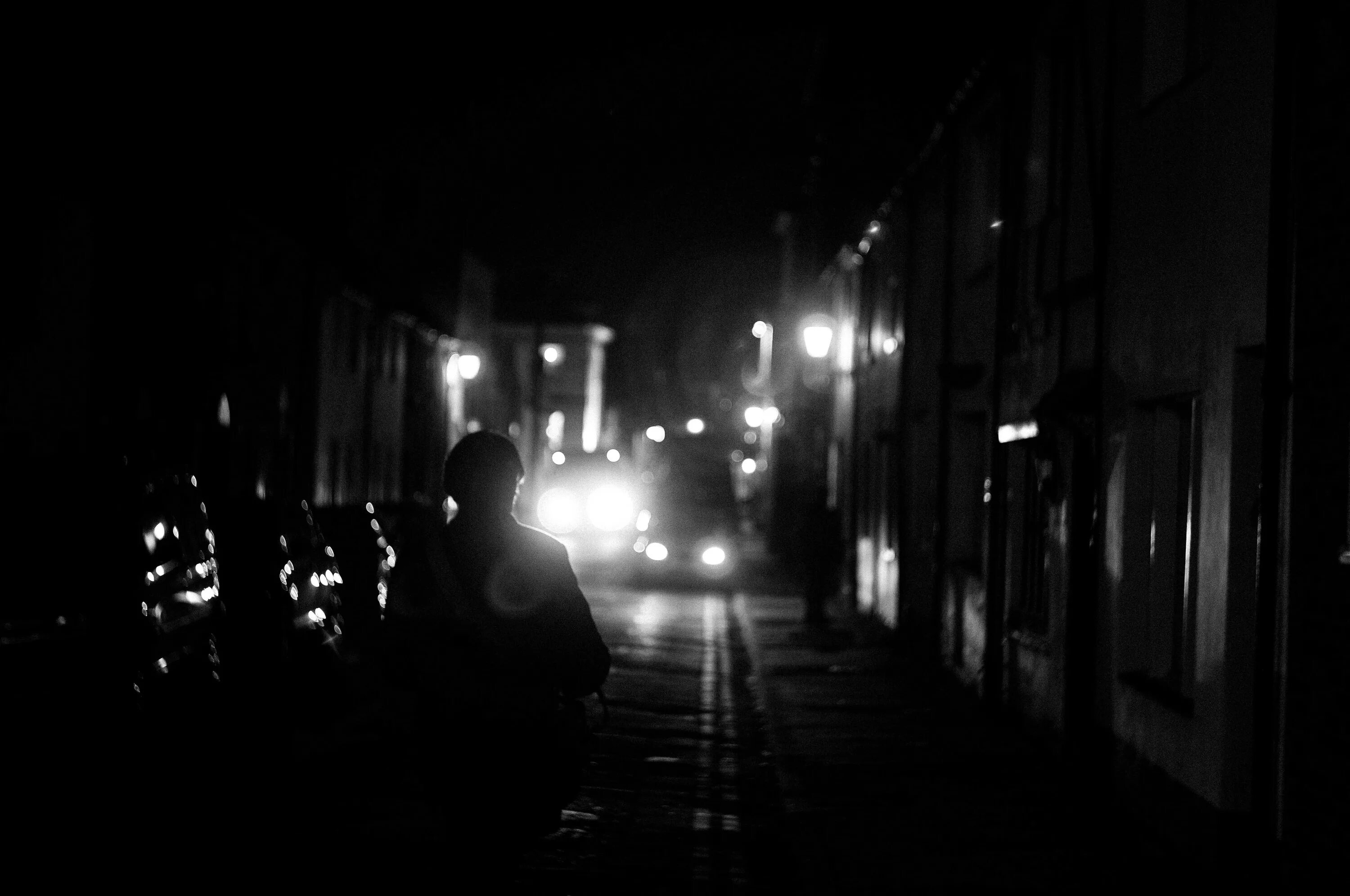 Человек на темной улице. Темные улицы города. Парень в темной улице. Мужчина на темной улице.