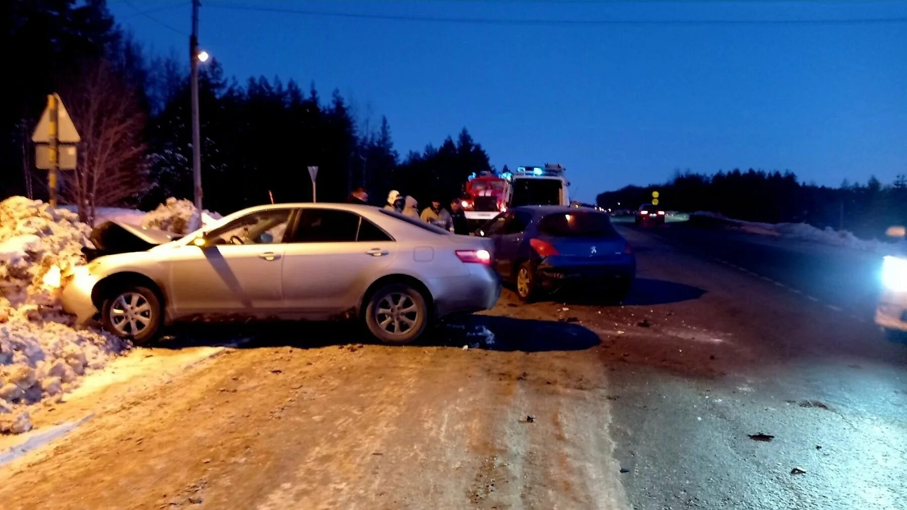 Авария на трассе скандинавия две фуры. 2 сужение дороги справа. Кемеровская трасса авария. Авария сегодня заинск на трассе набережные челны заинск. 20.