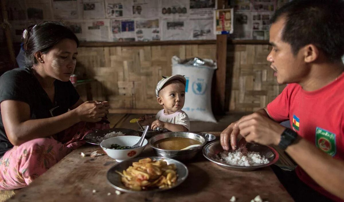 Бедные филиппинские дети. Many children. So poor. Mexica poor. Born rich family 71 poor family 31%.