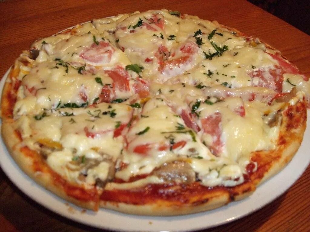 Домашняя пицца без колбасы. Домашняя пицца с грибами. Пицца с колбасой. Пицца с колбасой и сыром. Домашняя пицца с колбасой и сыром.