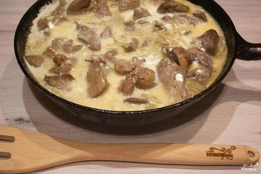 Как приготовить печень в сливках. Куриная печень в сливках. куриная печень в сливках на сковороде. печенка куриная в сливках на сковороде. куриная печень в сливках с луком на сковороде.