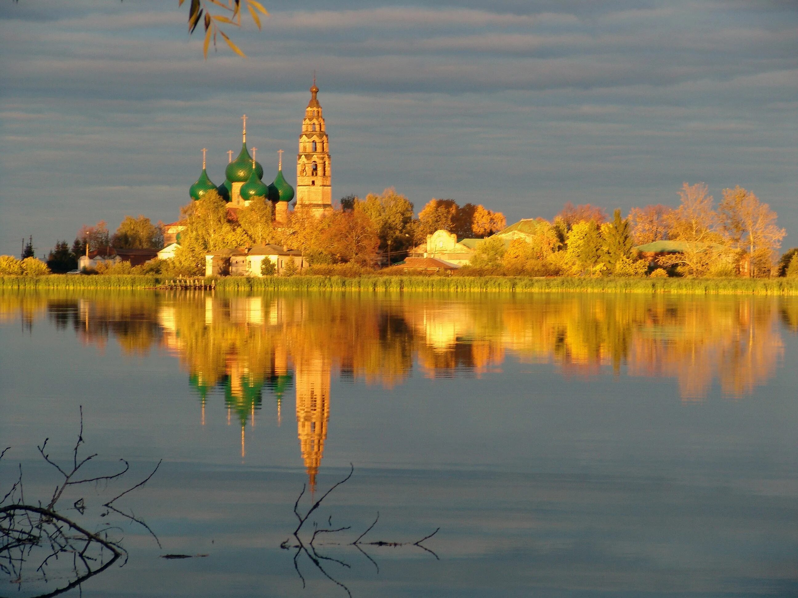 Осенний православный храм в Архангельской области. Осень река Вологда храмы. Осень Россия храм Православие. Золотая осень, река . Храм. Город душа россии