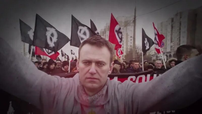 Насральный. Навальный на русском марше зигует.