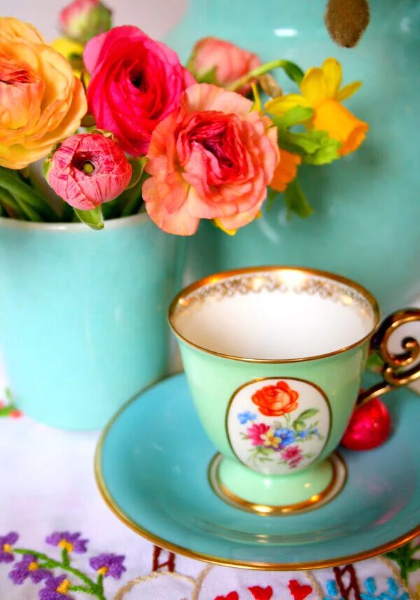 Голубые чаепитие и цветы композиции. Сад чаша с цветами. A Cup of Tea on the Garden. Турецкая гвоздика фото цветов в чашке эстетики композиция. Cups flowers