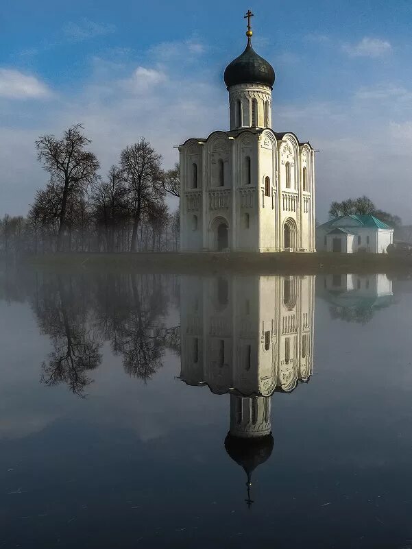 Церковь на нерли какой век. Храм Покрова на Нерли. Храм на Нерли во Владимире. Церковь Покрова ЕС Нерли.