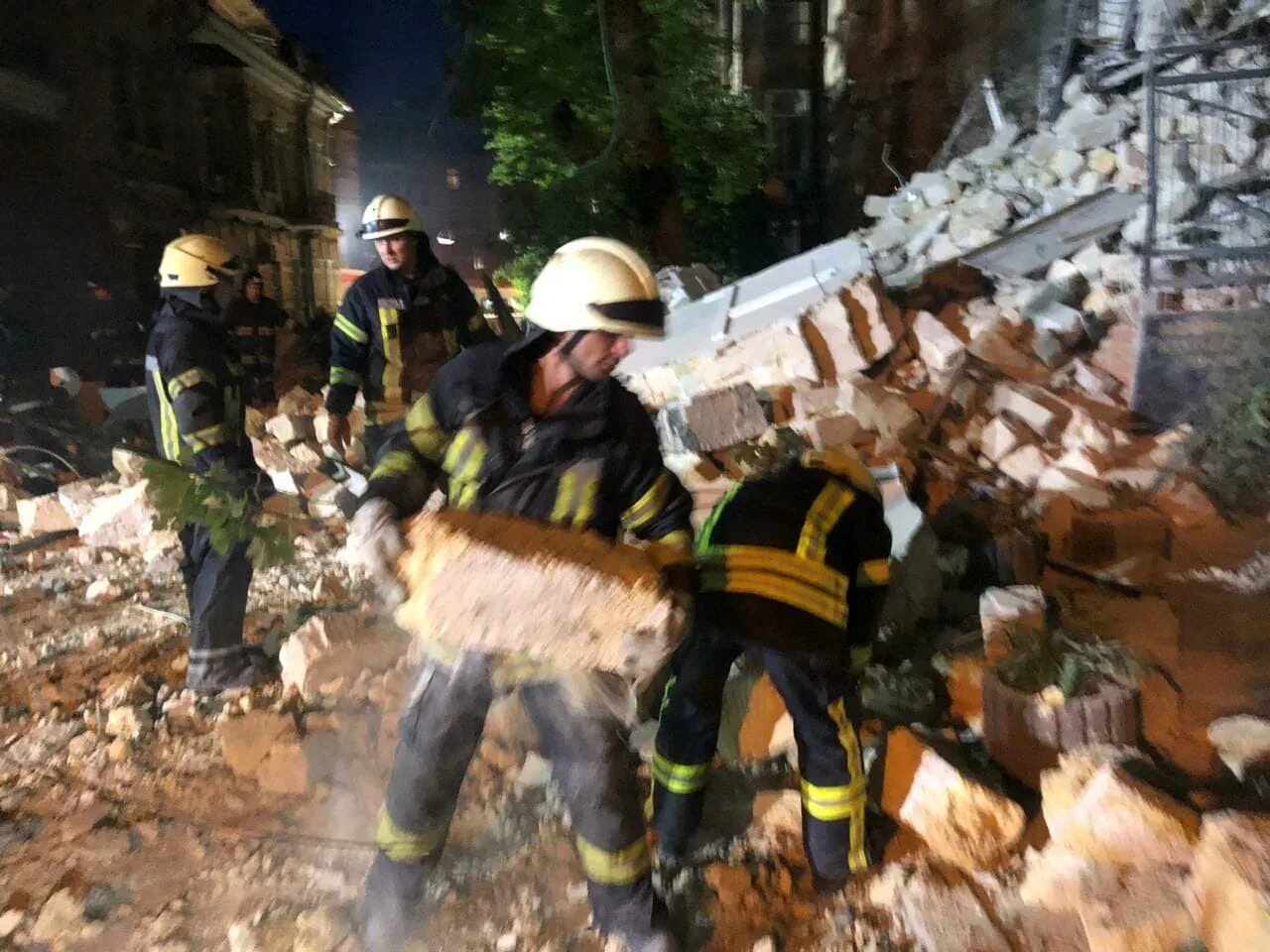 Спасатели обрушение дома. Ликвидация обрушения зданий. Обрушение жилого дома Украина.