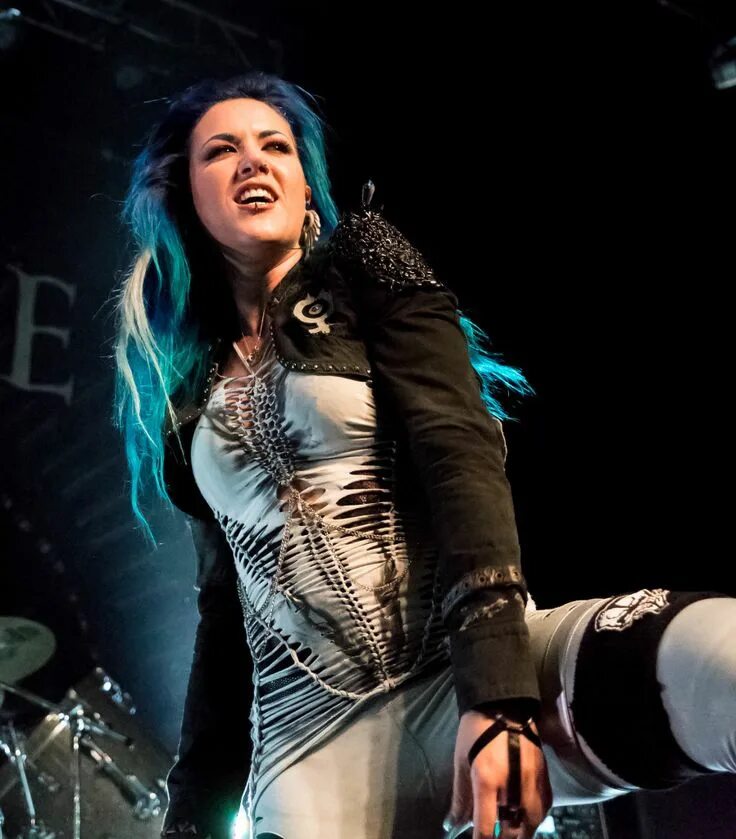 Otyken клипы. Группа Arch Enemy солистка. Arch Enemy вокалистка. Alissa White-Gluz. Группа Arch Enemy Алиса.