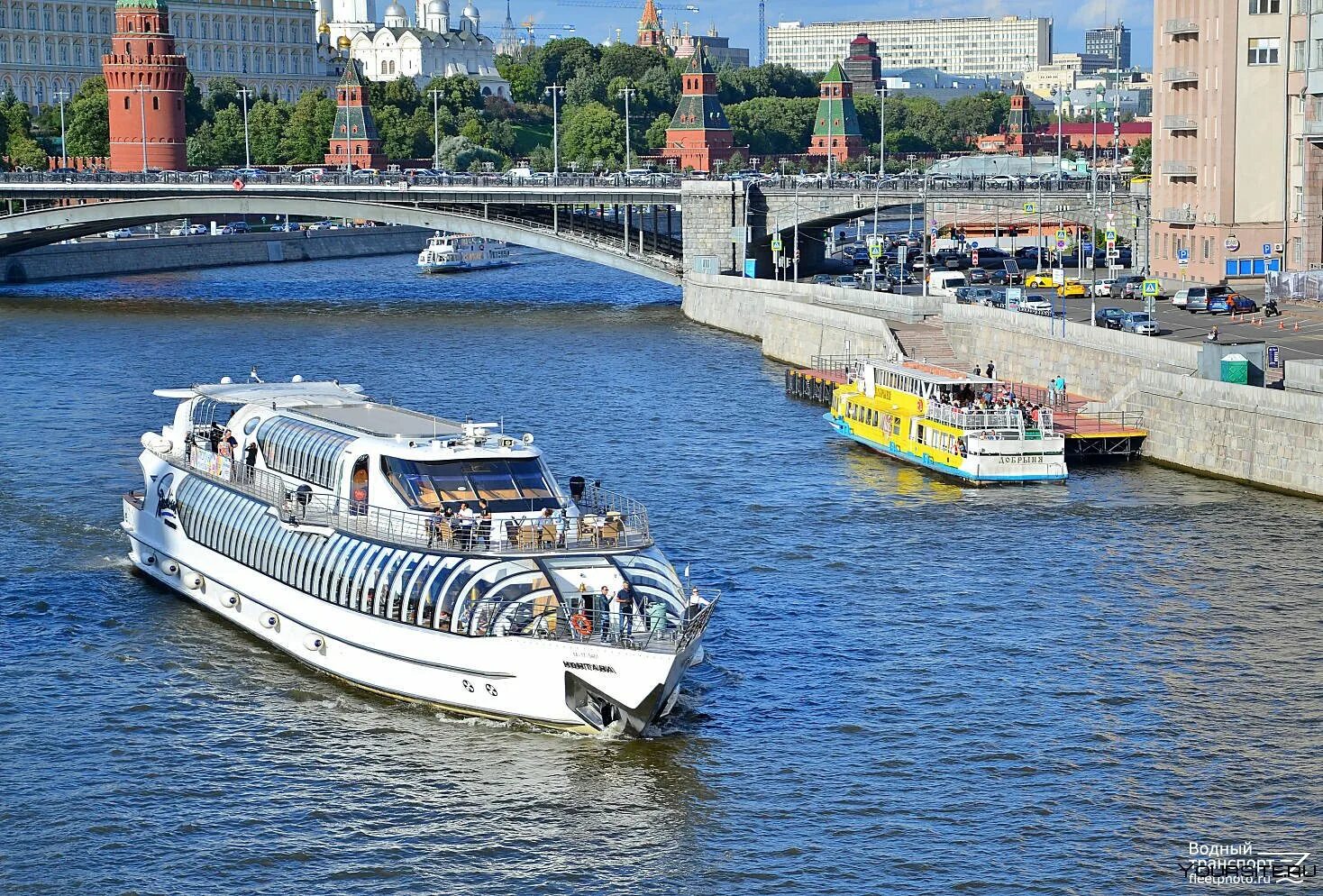 Проезд водным транспортом. Теплоход Монтана. Суднотраспорт Москва река.