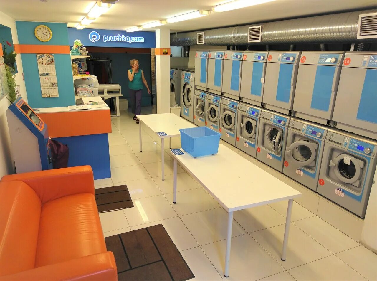 современная прачечная самообслуживания.
