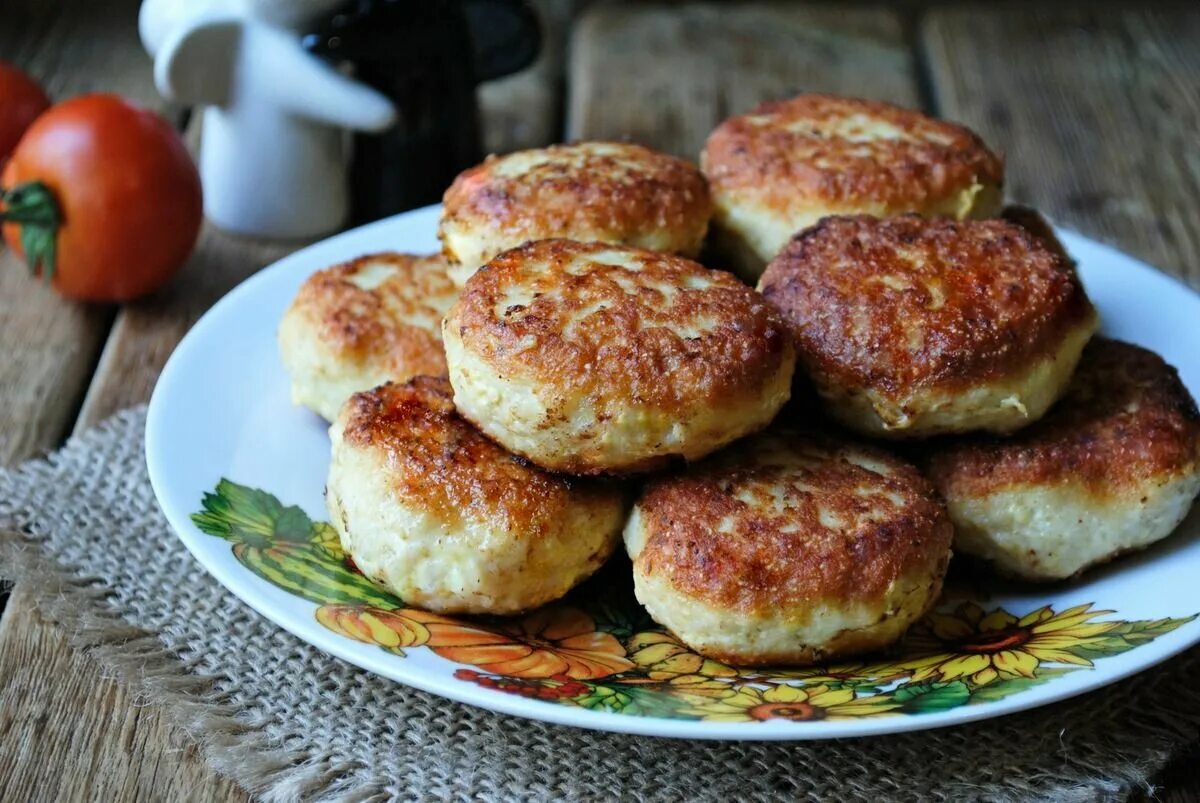 Котлеты куриные домашние. Куриные котлеты. Котлеты круглые. Котлеты из фарша. Очень вкусные куриные котлеты рецепт.