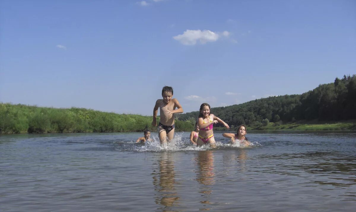 Река для детей. Дети на речке в деревне. Дети купаются в озере. Дети купаются в реке.