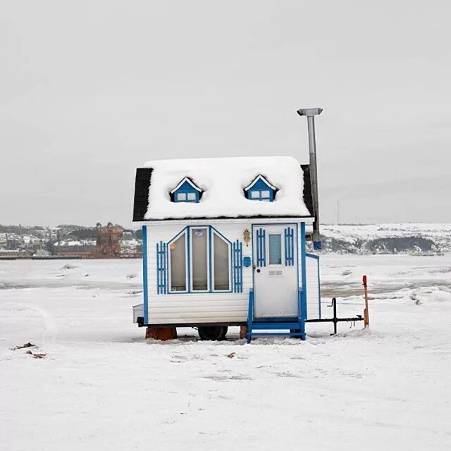 Передвижной домик для рыбалки. Разборный домик для зимней рыбалки. Домики для зимней рыбалки на льду. Передвижной рыбацкий домик. Рыбацкий домик на льду.