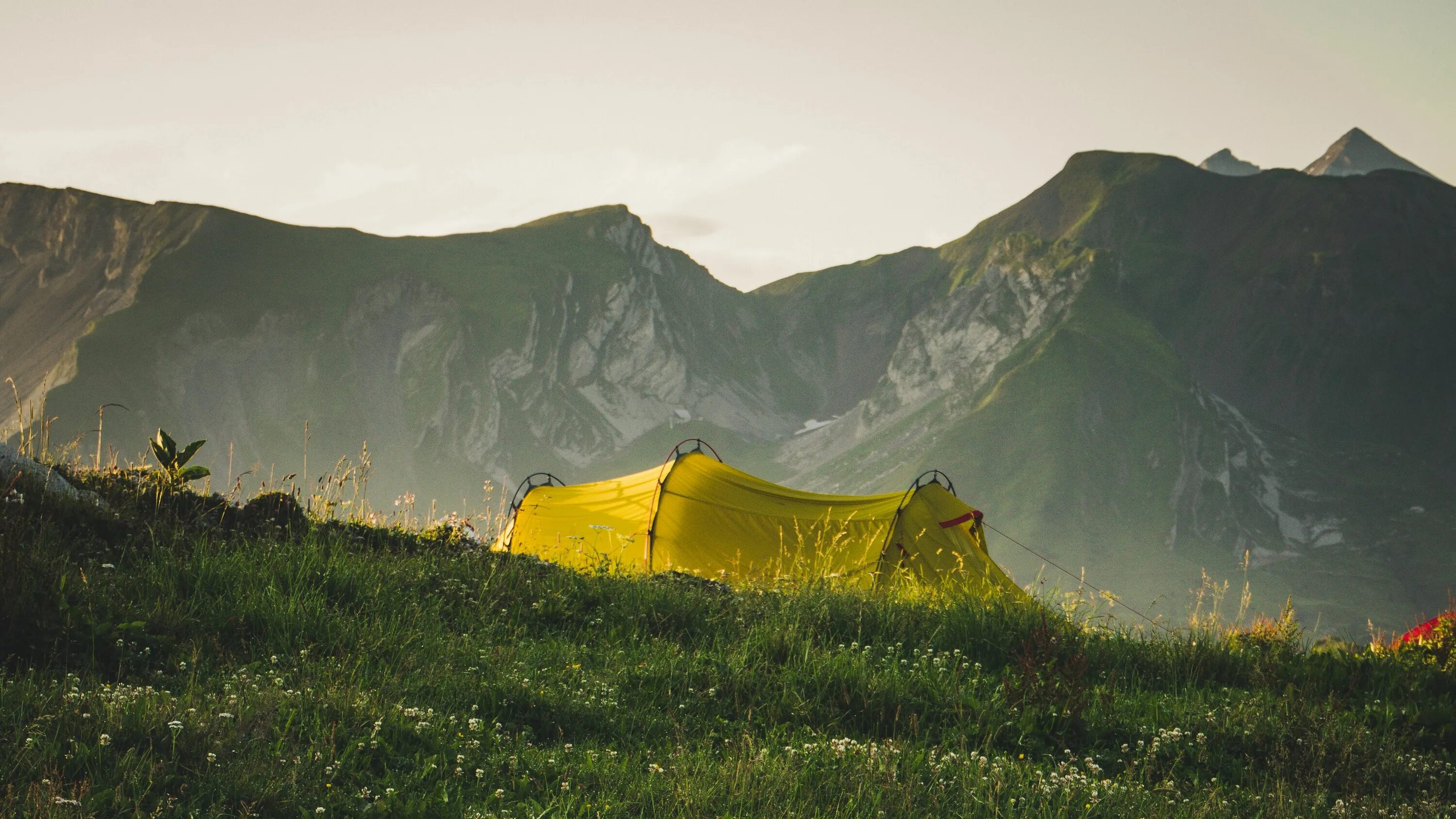 Палатка на природе. Палатка в горах. Туристическая палатка на природе. Кемпинг в горах. Mountains camping