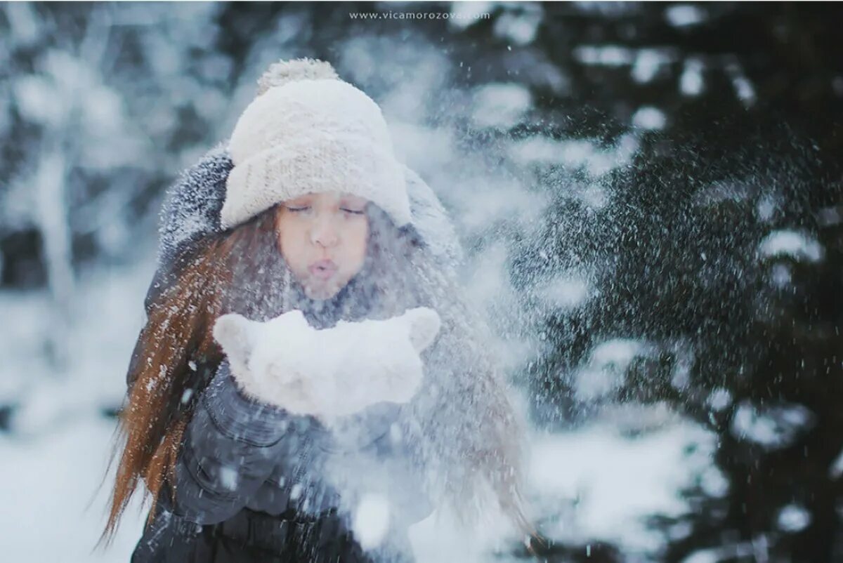 Снег среди зимы. Девочка в зимнем лесу. Девушка в снегу. Девушка в зимнем лесу. Девушка под снегом.