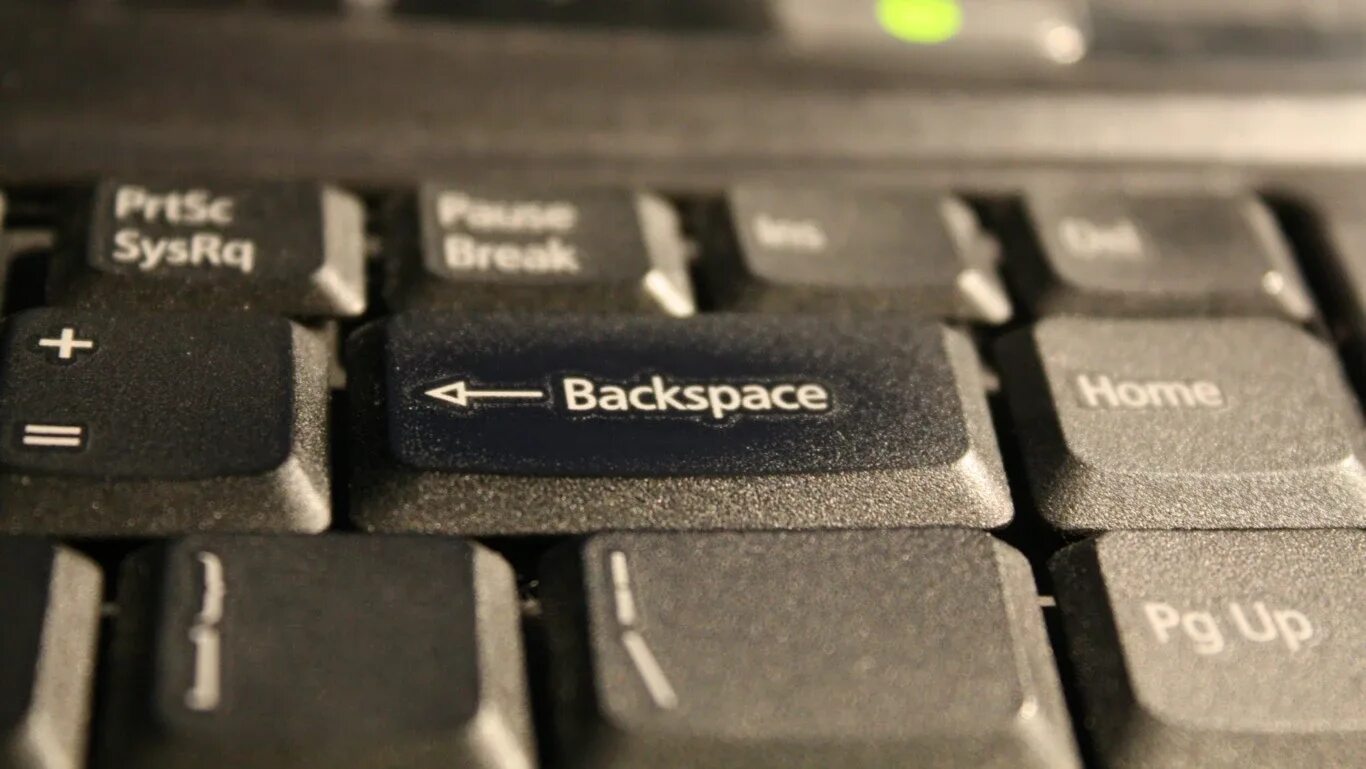 Компьютер backspace. Клавиша Backspace на клавиатуре. Что такое Backspace на клавиатуре компьютера. Клавиша бэкспейс на клавиатуре. Кнопка бакспасе на клавиатуре.