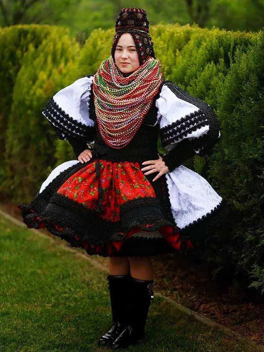 Национальная одежда страны. Красивые национальные костюмы. Платья разных народов. Необычная Национальная одежда. Румынская Национальная одежда.