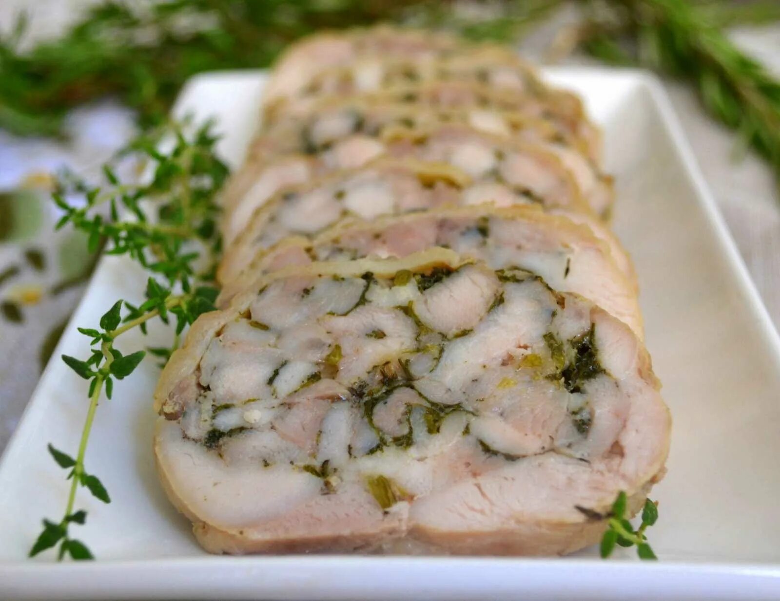 Рулетик из куриного филе. Куриная грудка рулет. Рулада. Рецепт куриного рулета из окорочков. Куриный.