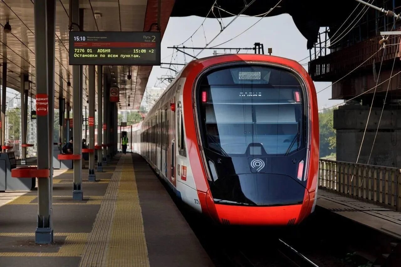 Поезд на вокзале. Станция стрешнево мцд. Покровское-стрешнево станция мцд. Ласточка мцк мцд. Электричка дедовск стрешнево.