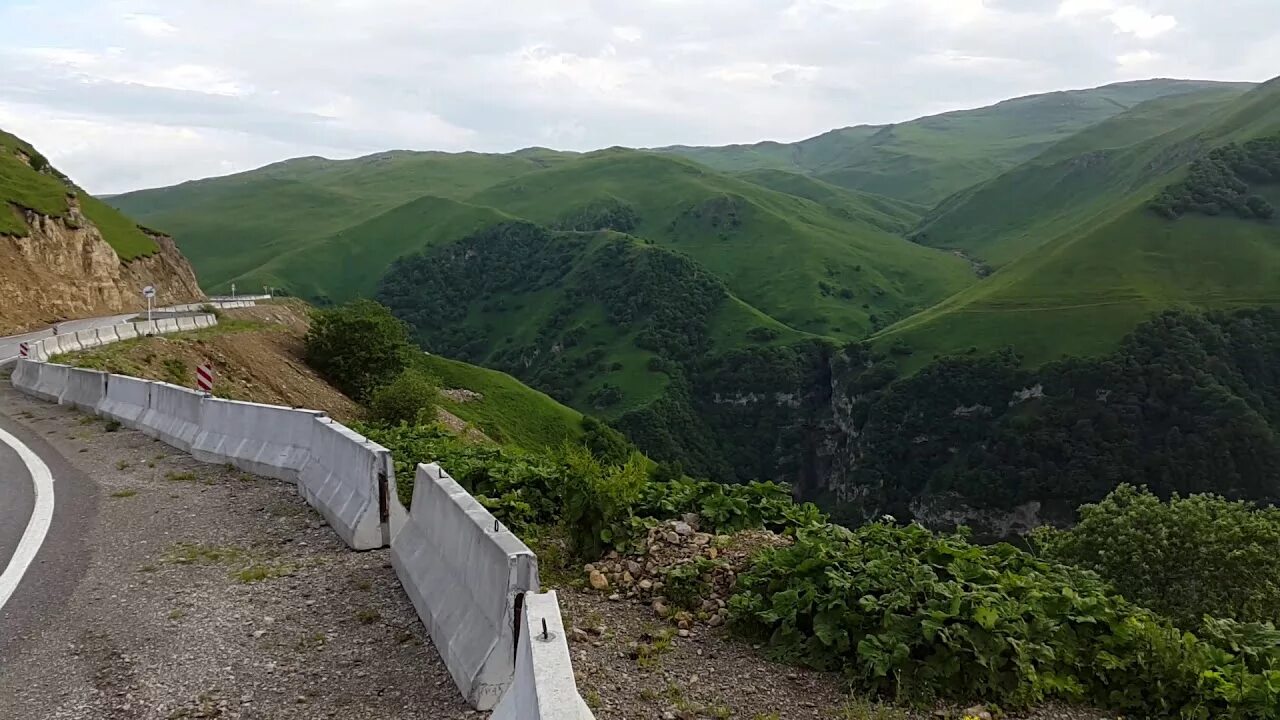 Дорога на шарой. Дорога на Кезеной-ам в Чечне. Корога Казиной ом. Дорога в Казеной ам. Кезеной-ам перевал.