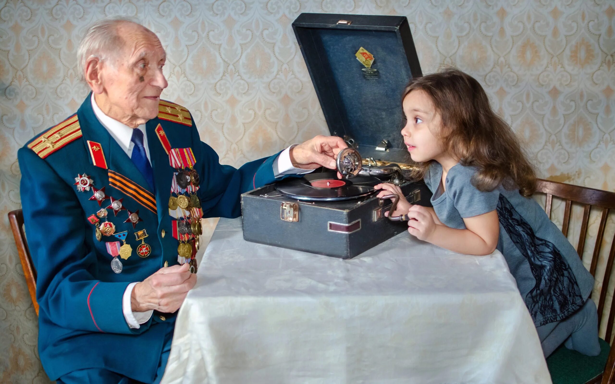 9 мая песня мой дед. Ветераны и дети. Ветеран с внуком. Ветераны Великой Отечественной войны с детьми. Дедушка ветеран.
