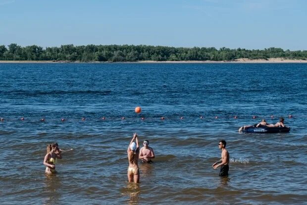 Волгоград какая вода. Купание на Волге. Волга вода. Волгоград купание в Волге. Пляж за Волгой Волгоград.