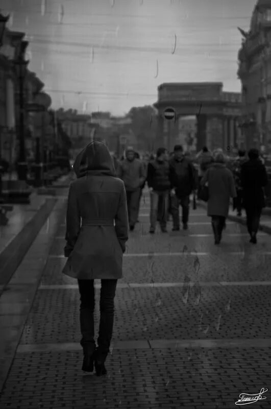 Одинокий в толпе. Толпа и один человек. Lesley oldaker картины. Одинокий человек среди толпы. Одинокий человек в толпе.