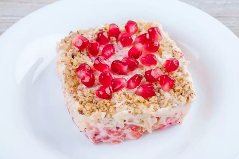 Салат дамский каприз мужской каприз. Салат графский с гранатом и грецкими орехами. Гранатовый браслет. Гранатовый браслет с копченой курицей и сыром. Садат " гранатовый браслет.