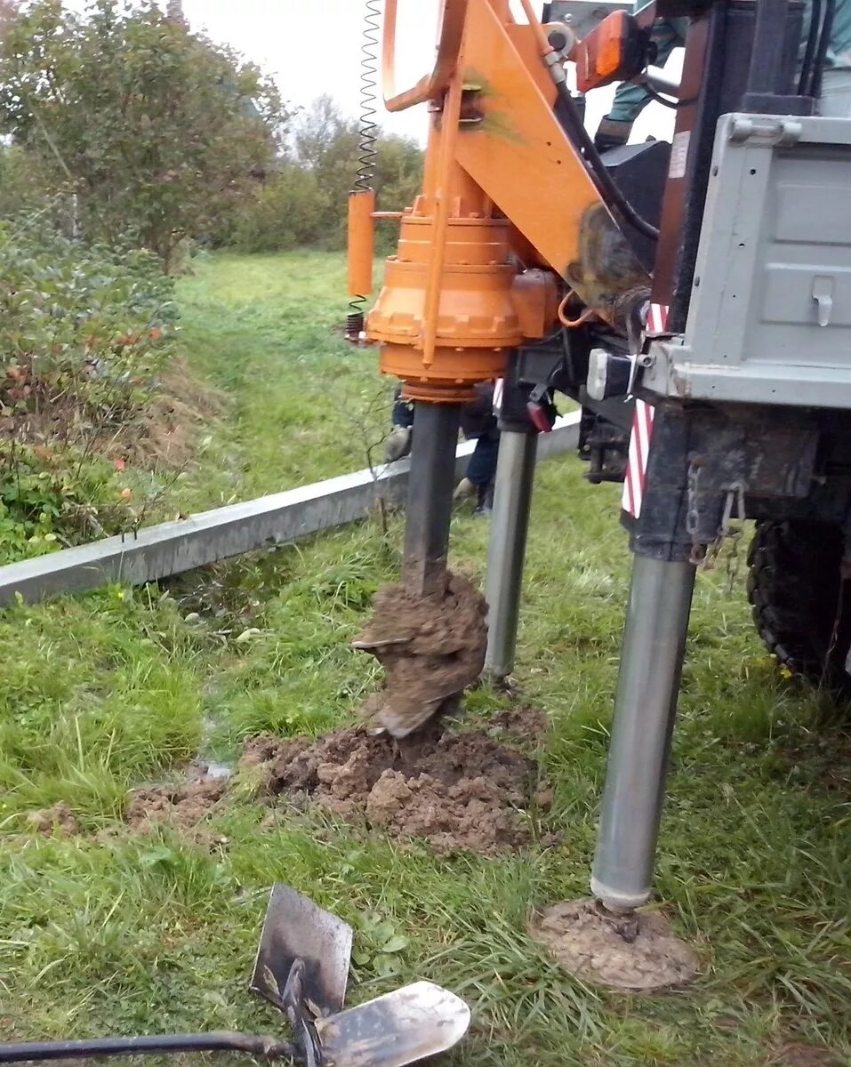 бурение ям под опоры освещения диаметром 133 мм. ямобур со стрелой. ямобур вездеход урал. бкм под опоры 110 кв. лидерное бурение под сваи.