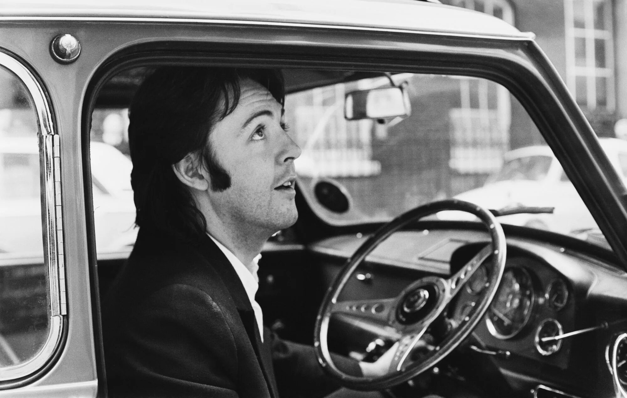 His car last night. Paul MCCARTNEY 1969. Пол Маккартни 1969. Пол Маккартни Битлз. Пол Маккартни 2023.