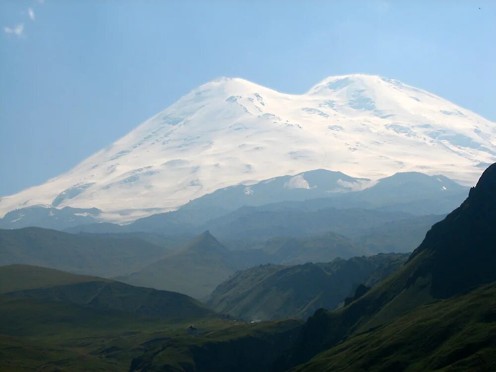 Подножие горы эльбрус. Гора Эльбрус. Величественный Эльбрус. Подножье горы Эльбрус. Гора Эльбрус Эстетика.