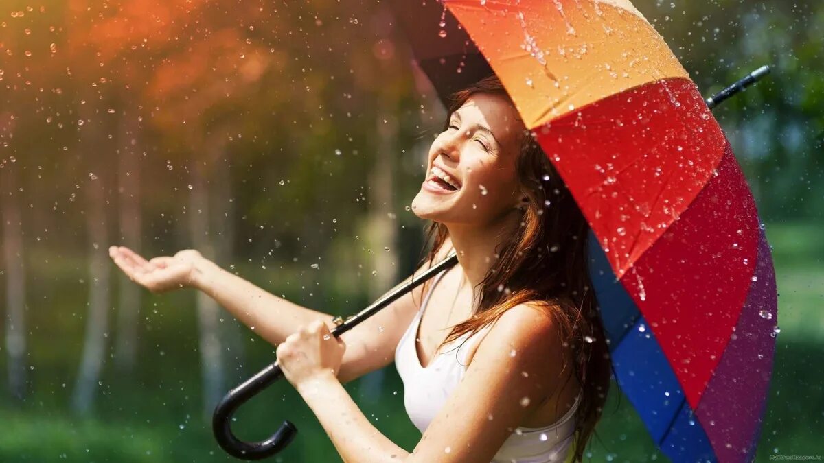 Н чему радоваться. Яркие эмоции. Человек под зонтом. Счастливая девушка. Позитивная девушка.