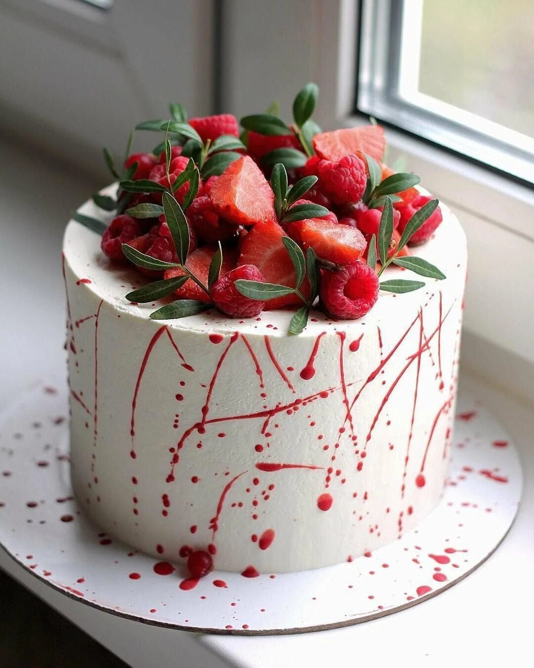 Украшение торта. Торт с клубникой. Торт на день рождения женщине. Необычный декор торта. Торт с клубникой дизайн