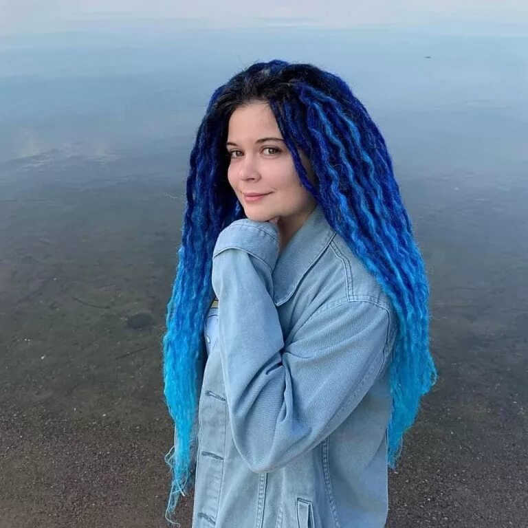 Косы канекалон с канекалоном. Синие короткие волосы. Девушка с синими волосами. Софт кудри де дреды. Боксерские косы с голубым канекалоном.
