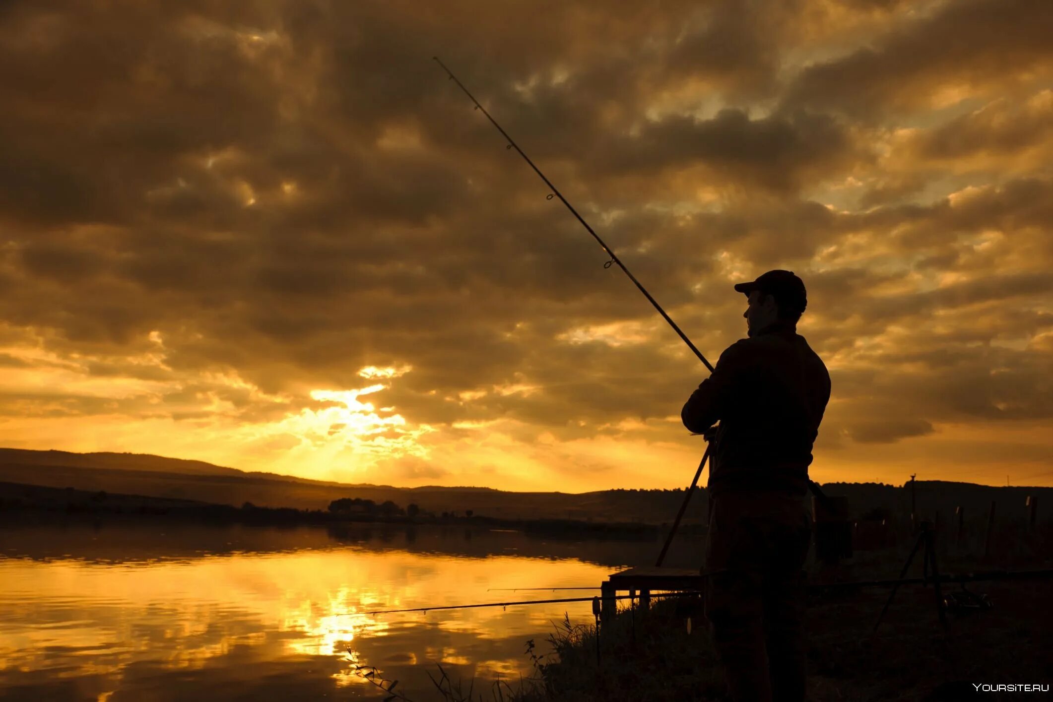 Рыбак с удочкой. Пейзаж с рыбаком. Рыбак на закате. Красивые пейзажи на рыбалке.