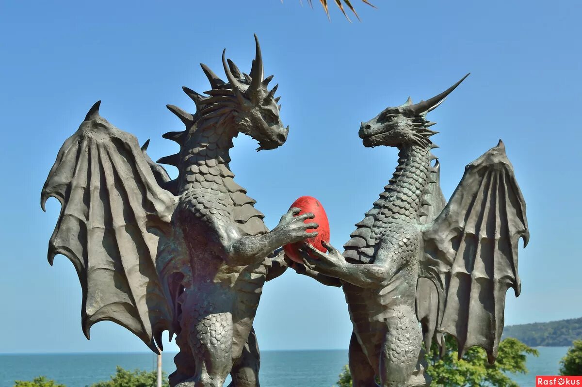 Покажи настоящих драконов. Драконы Варна Болгария. Дракон настоящий. Современный дракон. Дракон в современном мире.