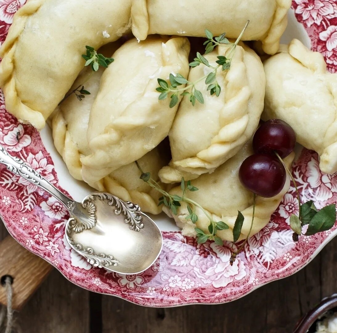 Вкусные начинки для вареников. Молдавские пельмени. Вареники. Вареники с картофелем на новогоднем столе. Молдавские вареники.