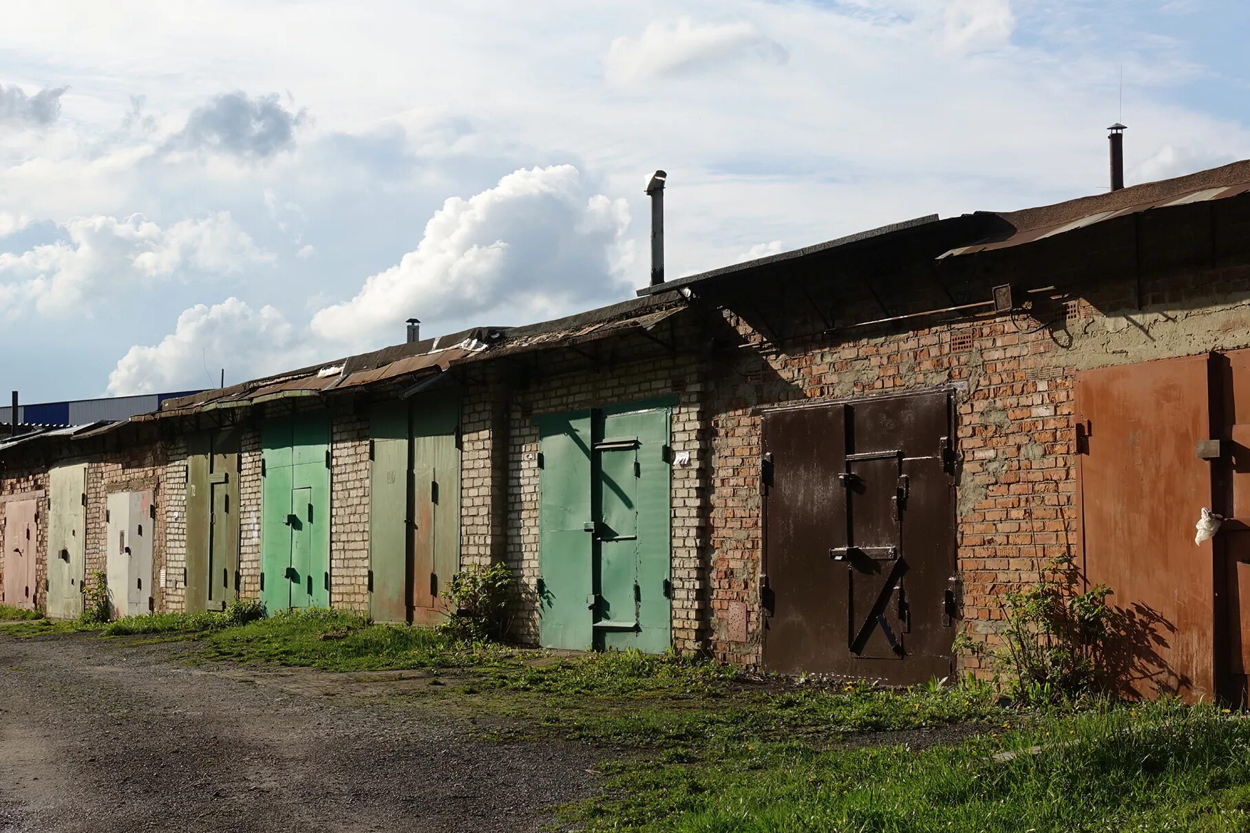 Гаражи. Гаражи в России. Гараж российский. Гараж старый. Оформление гаража в собственность по амнистии