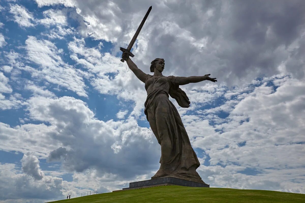 В каком городе находится памятник подневольным. Волгоград родина мать мамаев курган. монумент родина мать зовет. памятник родина-мать на мамаевом кургане. статуя родина мать зовет.