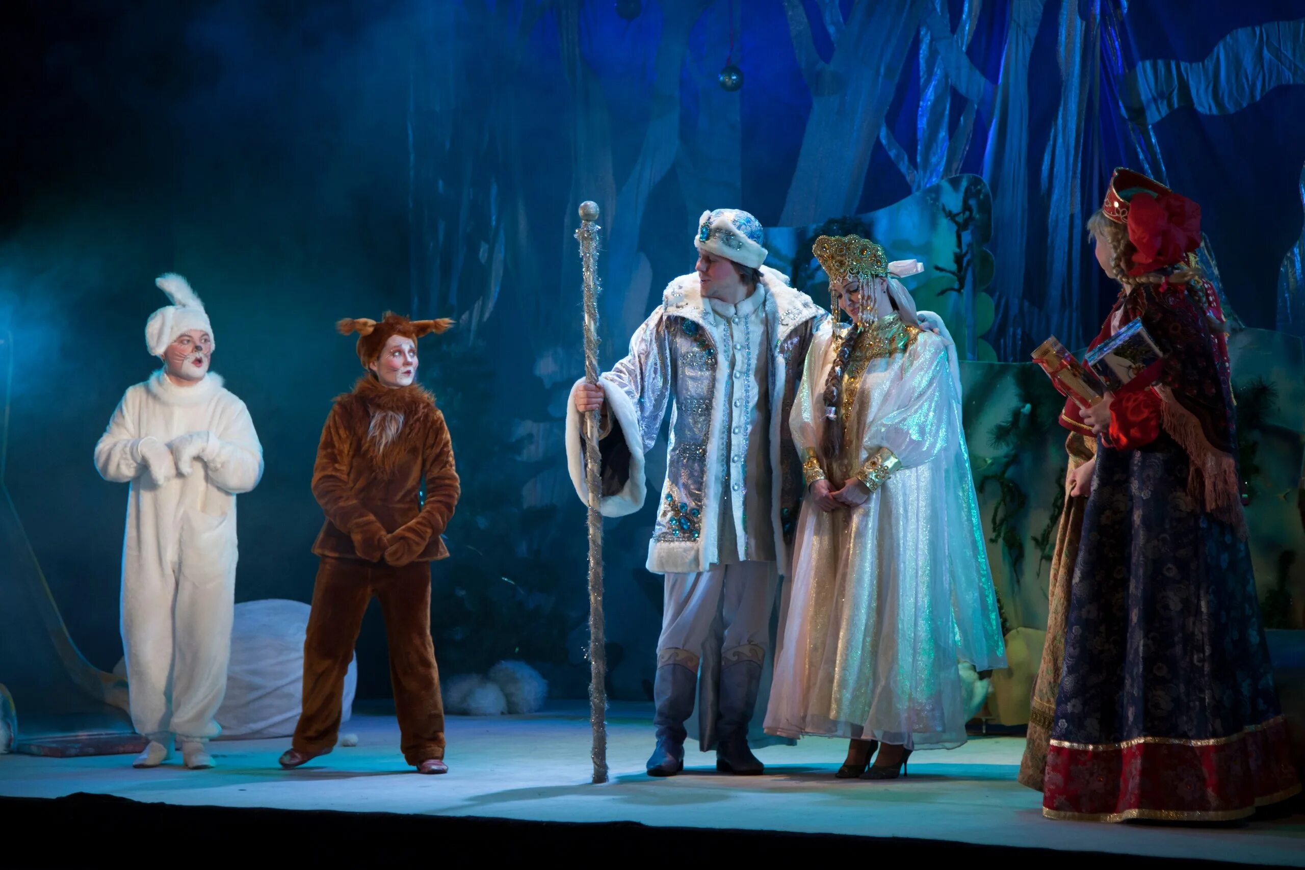 Морозко сценография. Морозко в тюзе спб. Спектакль морозко спб. Морозко в филармонии санкт-петербург. Спектакль морозко театр рюминой.