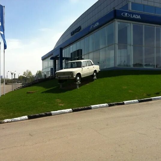 Автосалоны иж. Интерьер автосалона. Иж-лада ижевск. Ижлада ижевск официальный. Иж сатурн 412 салон.