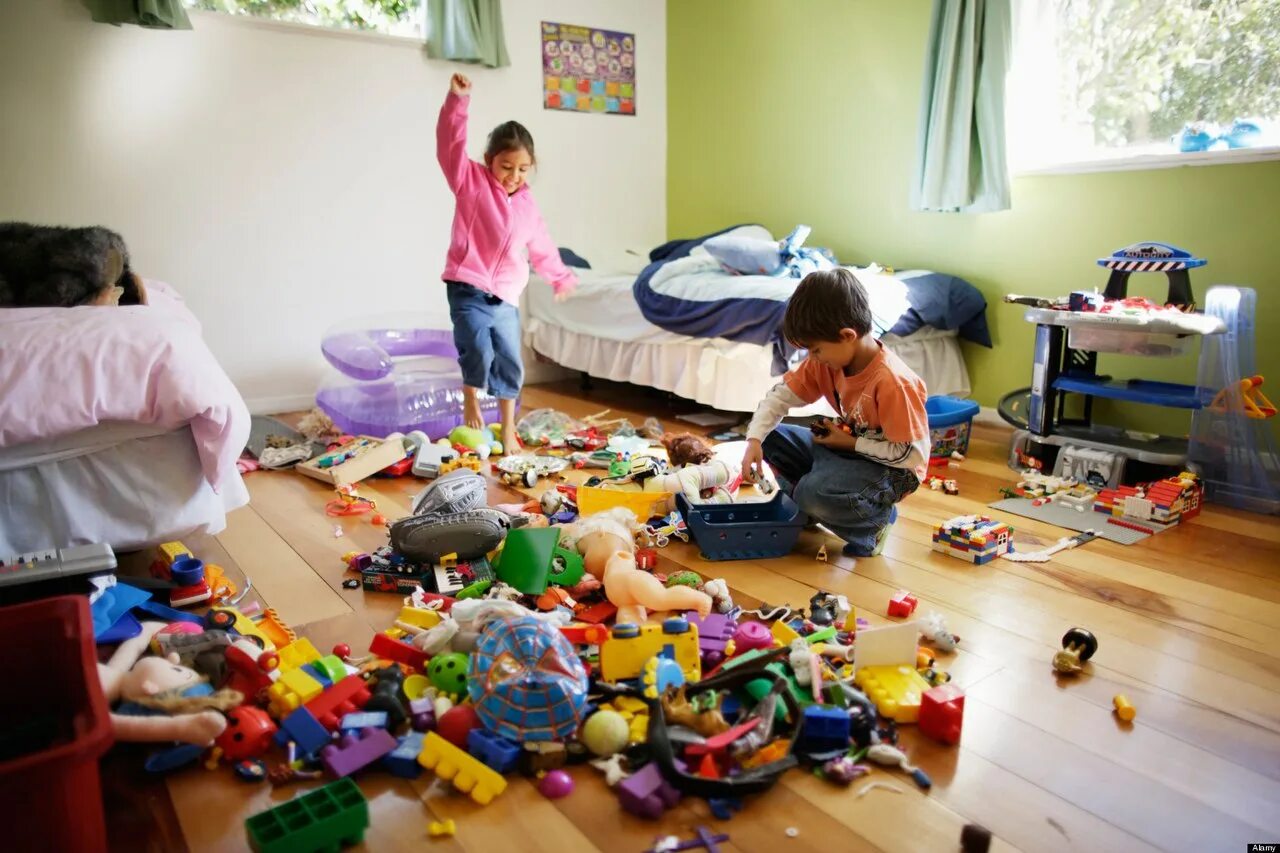 Девочку много игрушек. Разбросанные игрушки. Беспорядок в комнате. Разбросанные игрушки в детской. Ребенок разбрасывает игрушки.